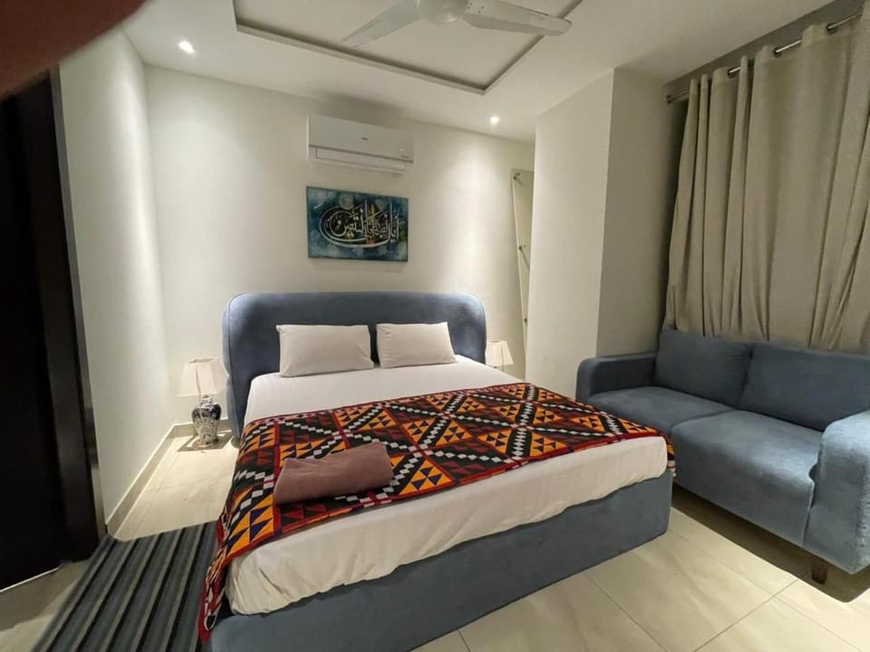 Bed, Living room, Photo of the whole room, Seating area, Bedroom, air conditioner