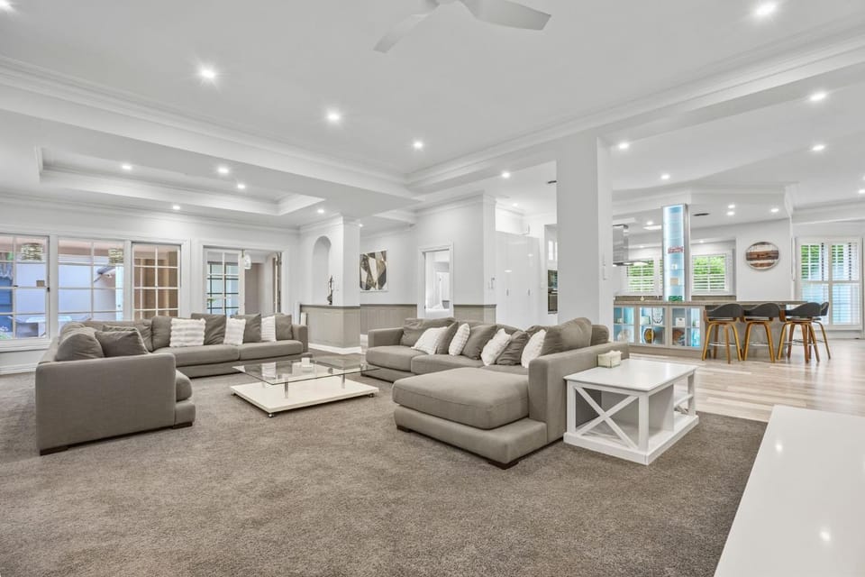 Spacious 7-Bed Family Home in Chapel Hill House in Brisbane