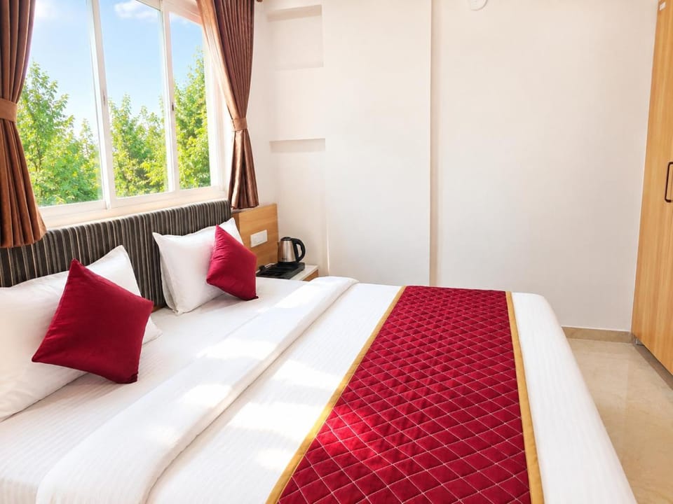 Bed, Photo of the whole room, Bedroom, air conditioner
