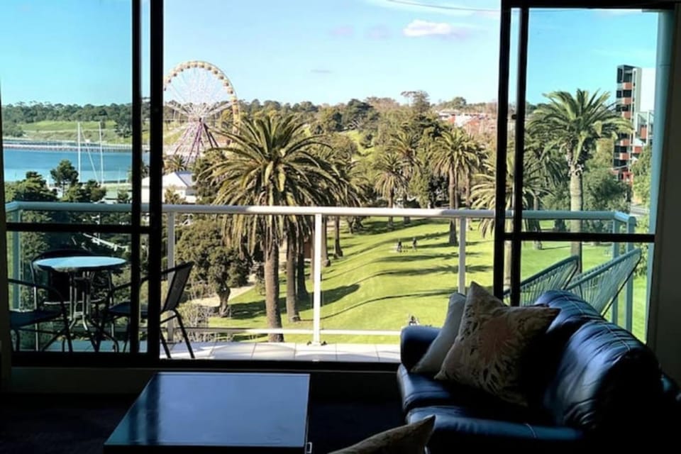 View (from property/room), Balcony/Terrace, Living room