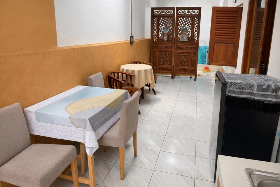 Kitchen or kitchenette, Seating area, Dining area