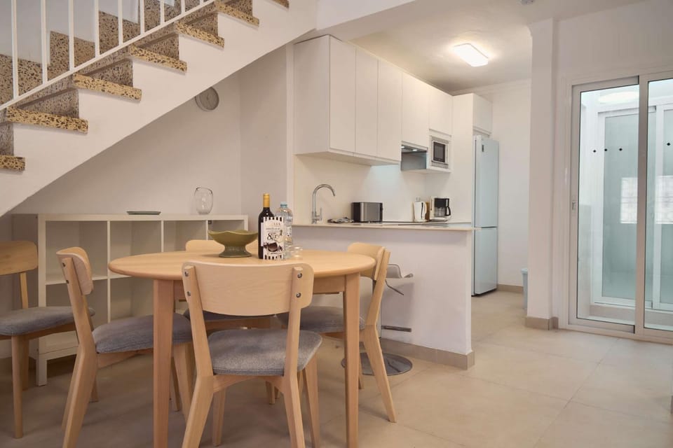 Kitchen or kitchenette, Dining area
