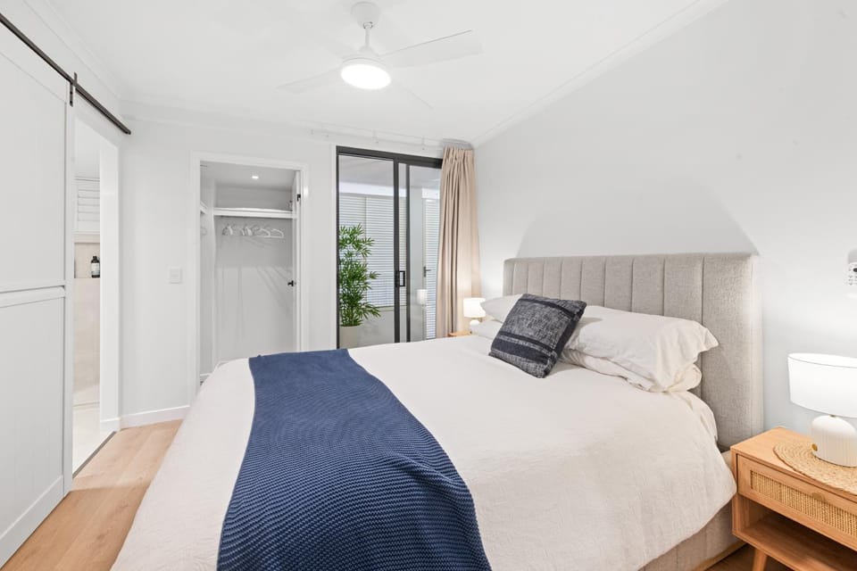 Photo of the whole room, Bedroom, wardrobe