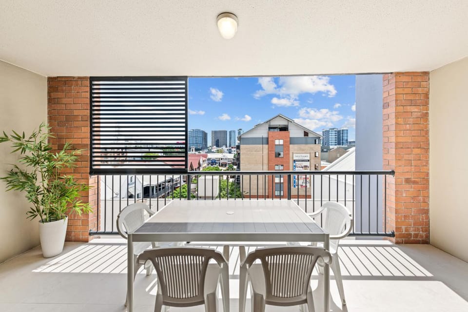 View (from property/room), Balcony/Terrace, Dining area