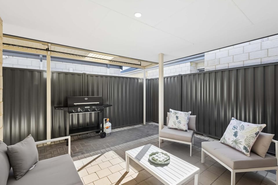 Relaxing 3BR Home Ideal for FIFO & Families House in Henley Brook
