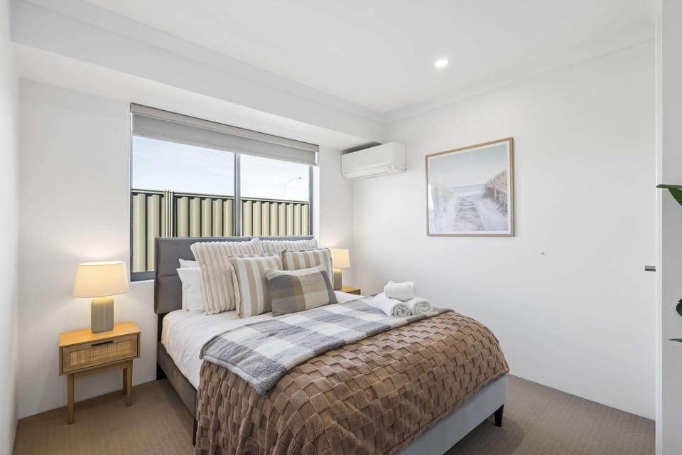 Relaxing 3BR Home Ideal for FIFO & Families House in Henley Brook