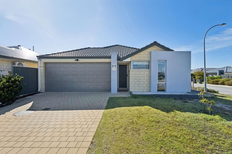 Relaxing 3BR Home Ideal for FIFO & Families House in Henley Brook
