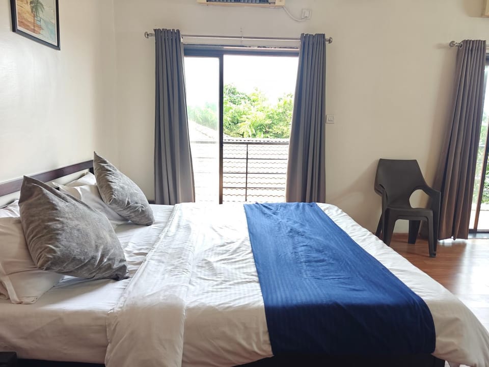 Photo of the whole room, Bedroom, air conditioner