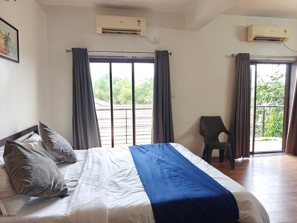 Bed, Photo of the whole room, Seating area, Bedroom, air conditioner
