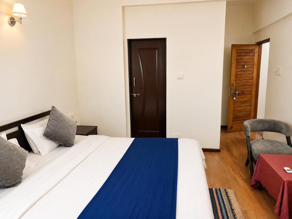Bed, Photo of the whole room, Seating area, Bedroom, wardrobe