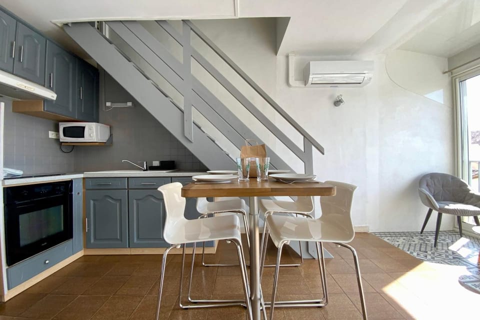 Kitchen or kitchenette, Dining area, oven, stove, air conditioner