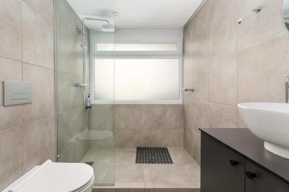 Shower, Toilet