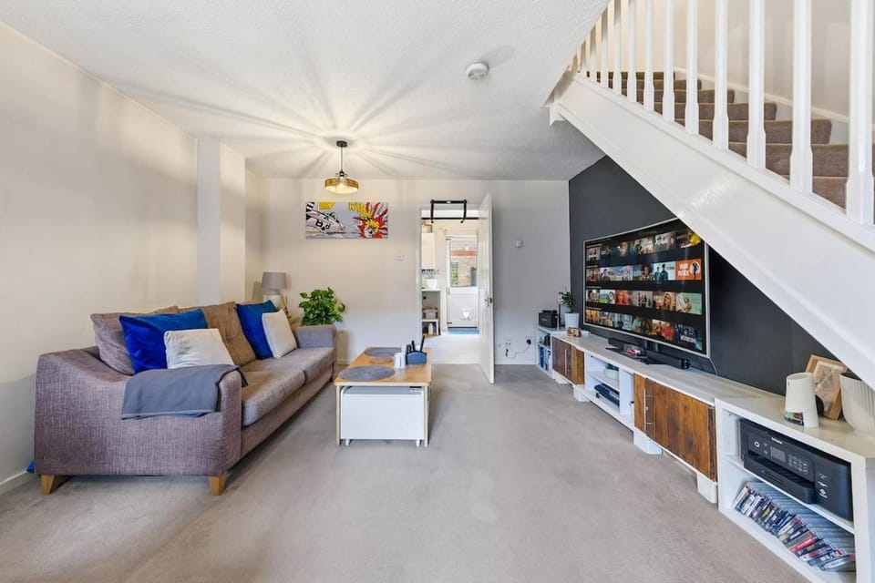 Spacious 2-bed Townhouse Canary Wharf & Thames Apartment in London