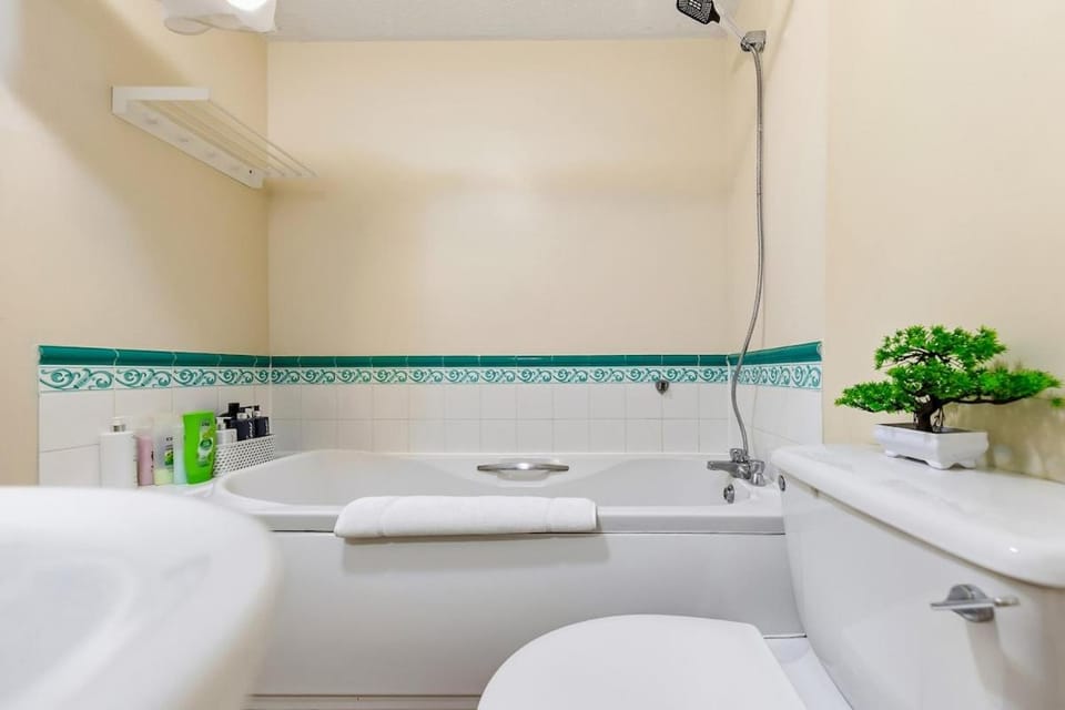 Spacious 2-bed Townhouse Canary Wharf & Thames Apartment in London