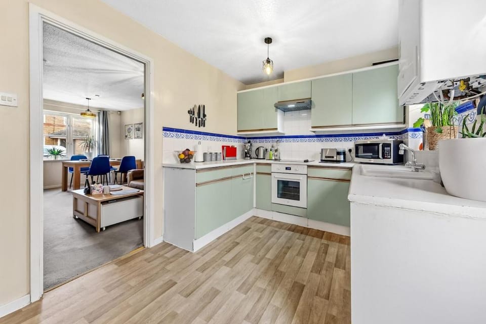 Spacious 2-bed Townhouse Canary Wharf & Thames Apartment in London