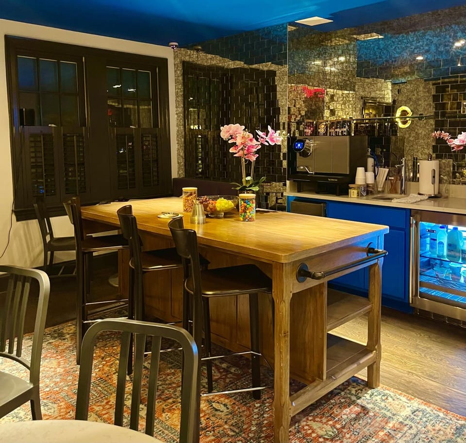 Coffee/tea facilities, Lobby or reception, Seating area, Breakfast