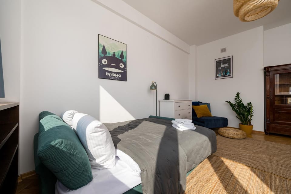 Bed, TV and multimedia, Living room, Photo of the whole room, Seating area, Bedroom