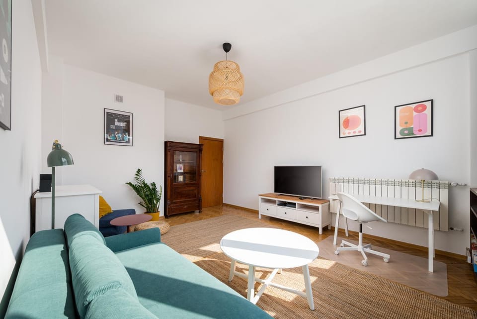 Communal lounge/ TV room, Bed, TV and multimedia, Living room, Photo of the whole room, Seating area, Evening entertainment, Bedroom