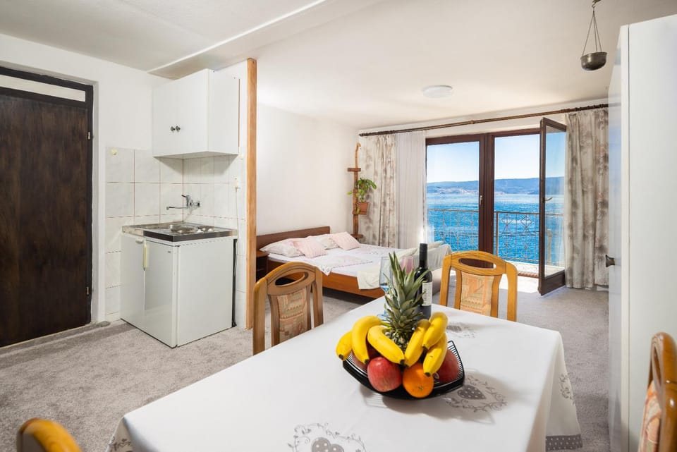 Bed, Kitchen or kitchenette, Dining area, Sea view