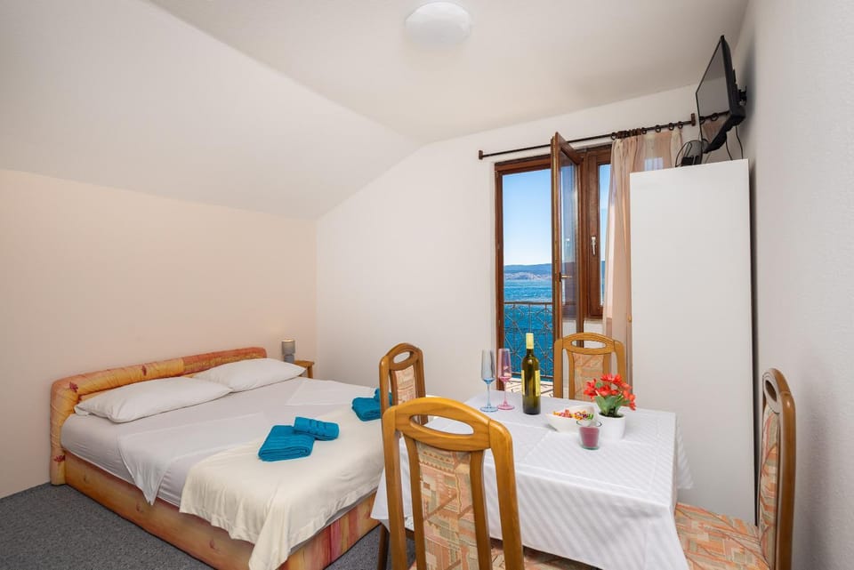 Bed, Dining area, Sea view