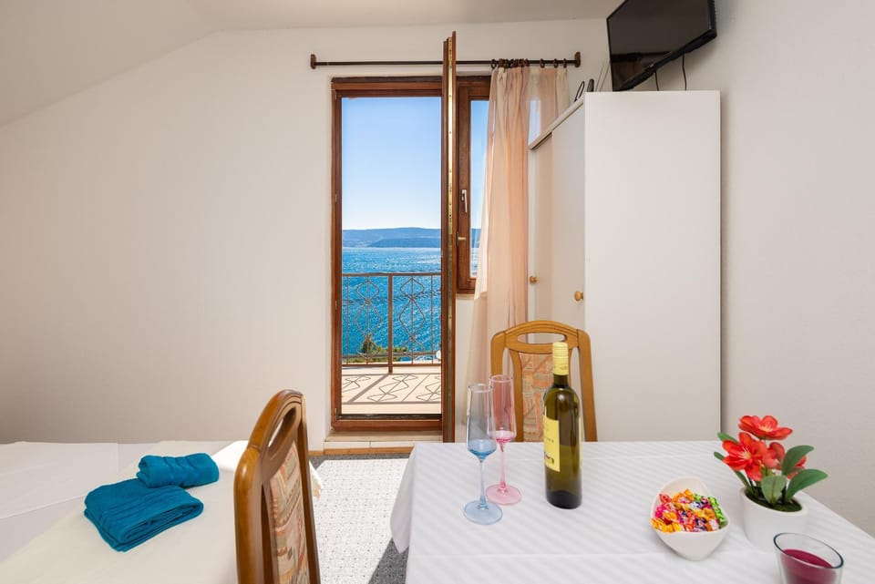 Bed, TV and multimedia, Balcony/Terrace, Dining area, Sea view