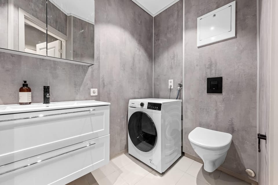 Shower, Toilet, Bathroom, towels, washing machine