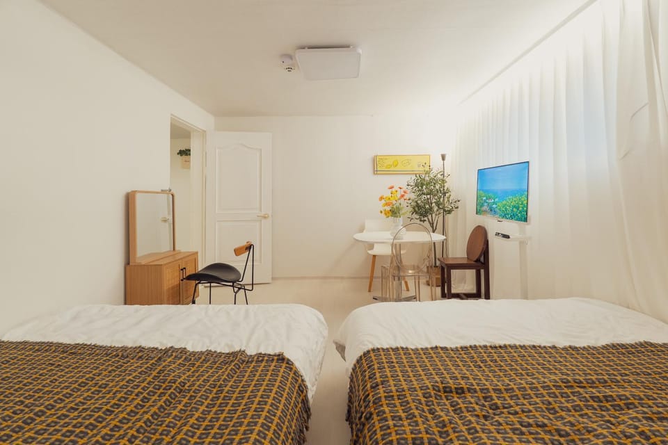 Bed, TV and multimedia, Bedroom
