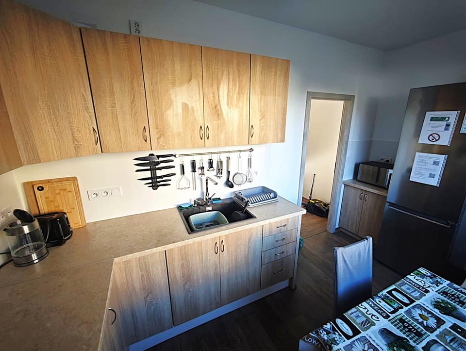 Coffee/tea facilities, Kitchen or kitchenette, heating, heating, microwave, oven, stove, toaster