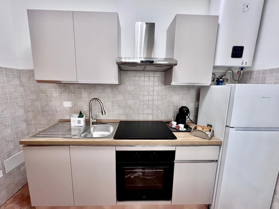 Coffee/tea facilities, Kitchen or kitchenette, minibar, oven, stove, toaster