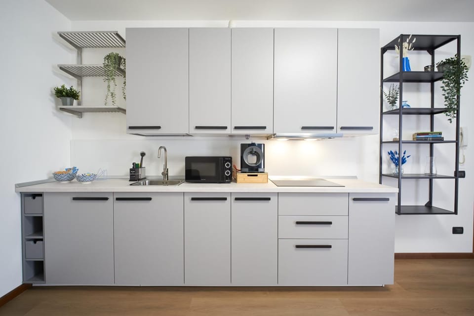 Coffee/tea facilities, Kitchen or kitchenette, microwave, kitchen