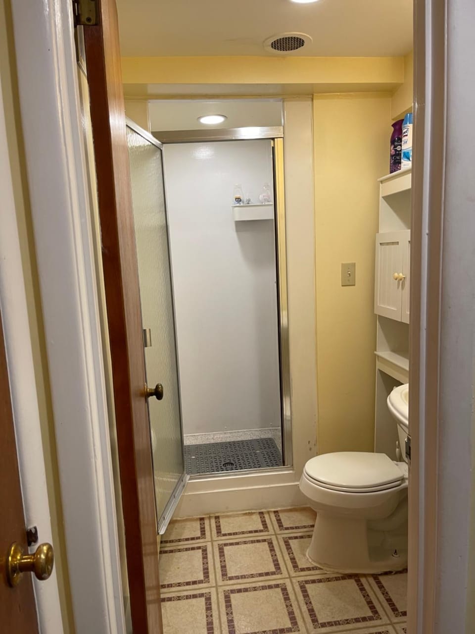 Flower Avenue Hosting -Two DB Beds & Shower - Ground Floor Bedroom 1 Person 72 Night, 2 person 122 - 3rd & 4th add 52 each Bed and Breakfast in Silver Spring