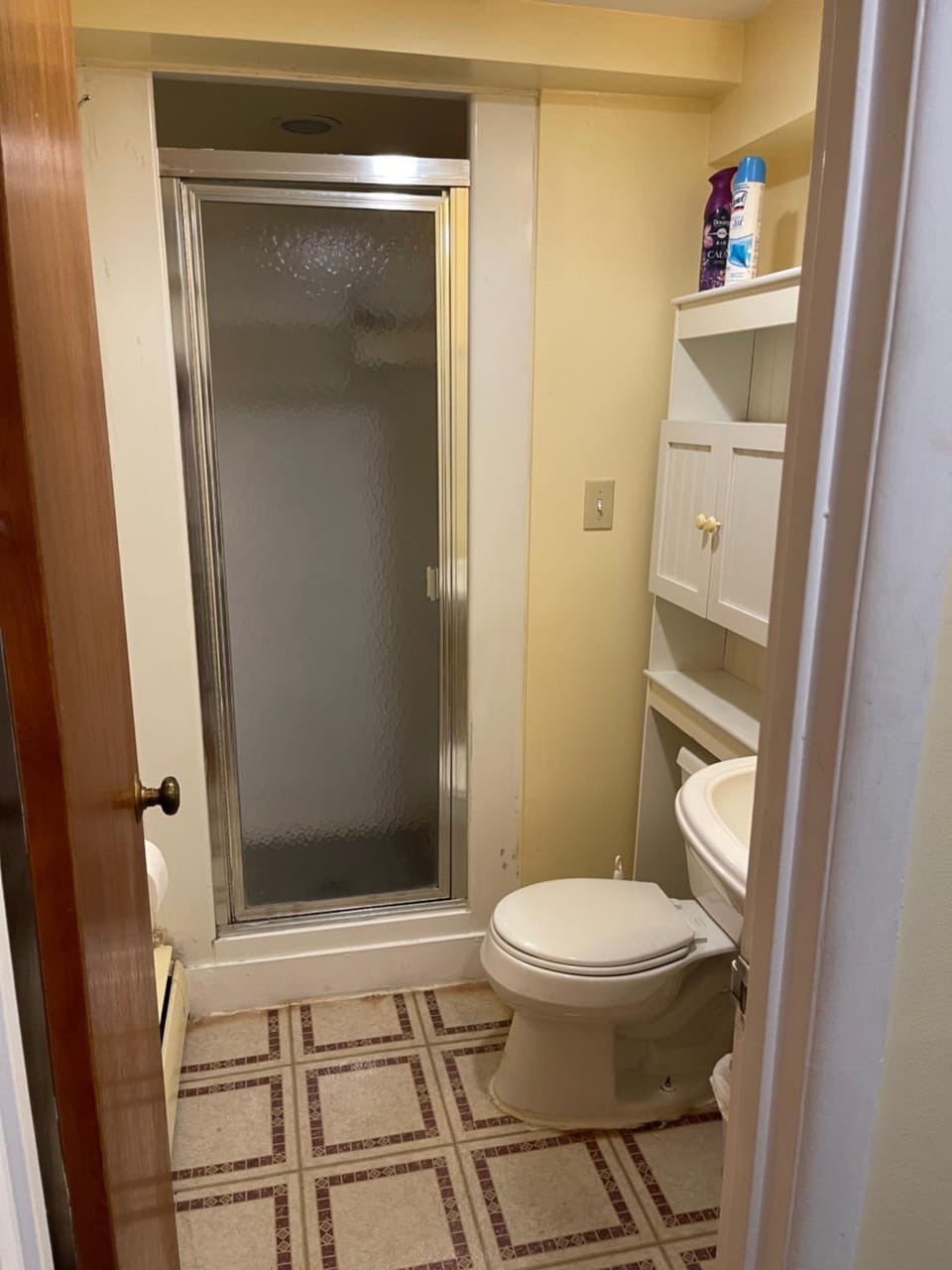 Flower Avenue Hosting -Two DB Beds & Shower - Ground Floor Bedroom 1 Person 72 Night, 2 person 122 - 3rd & 4th add 52 each Bed and Breakfast in Silver Spring