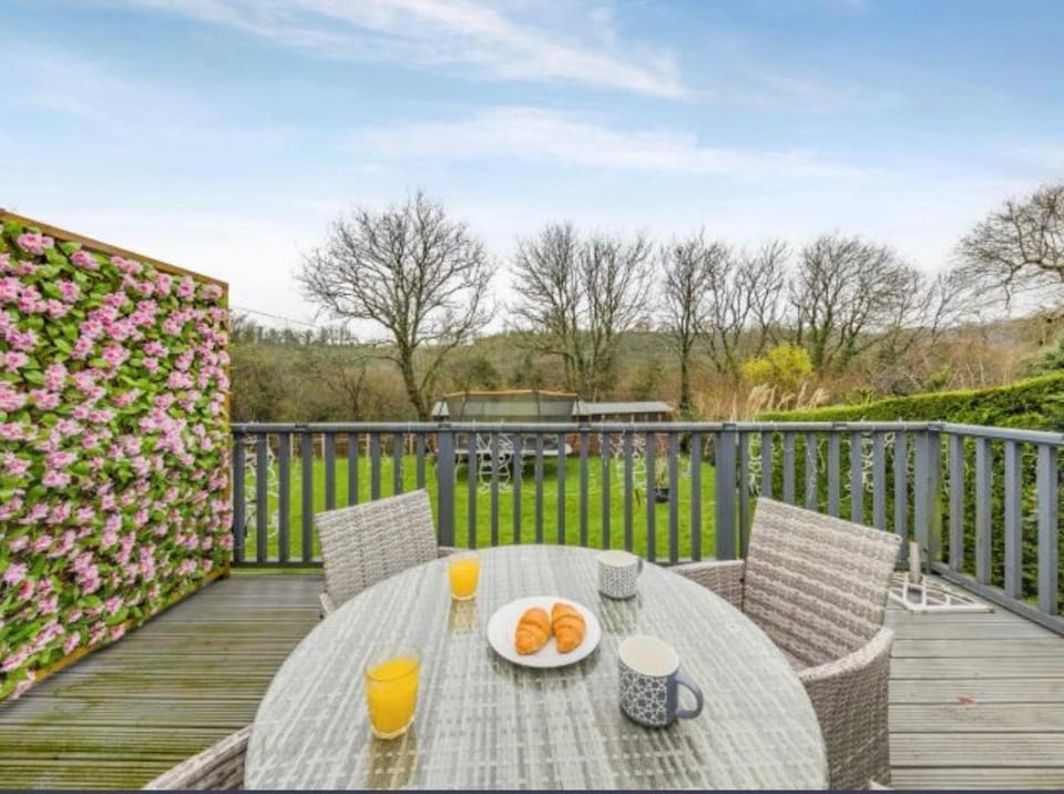 Day, Natural landscape, Garden, Food and drinks, Seating area, Food, Garden view, Drinks