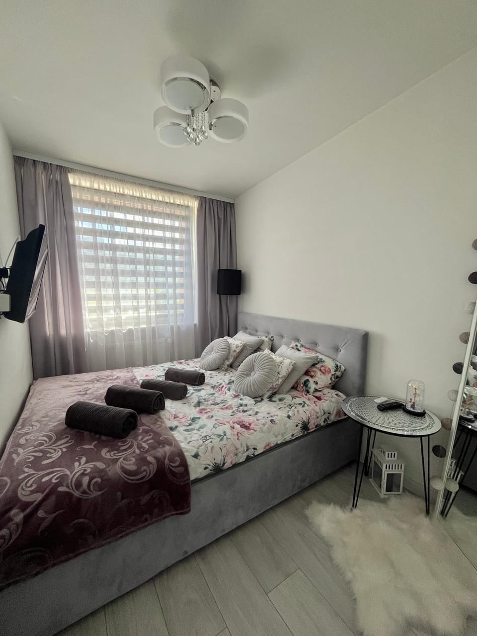 Bed, Photo of the whole room, Seating area, Bedroom