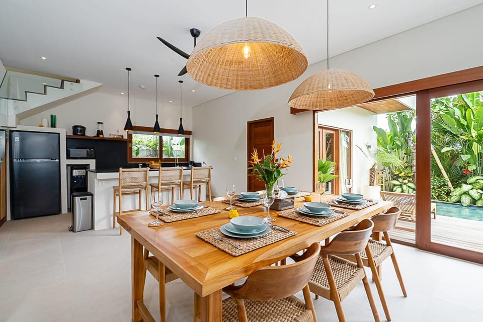 Kitchen or kitchenette, Dining area, stove