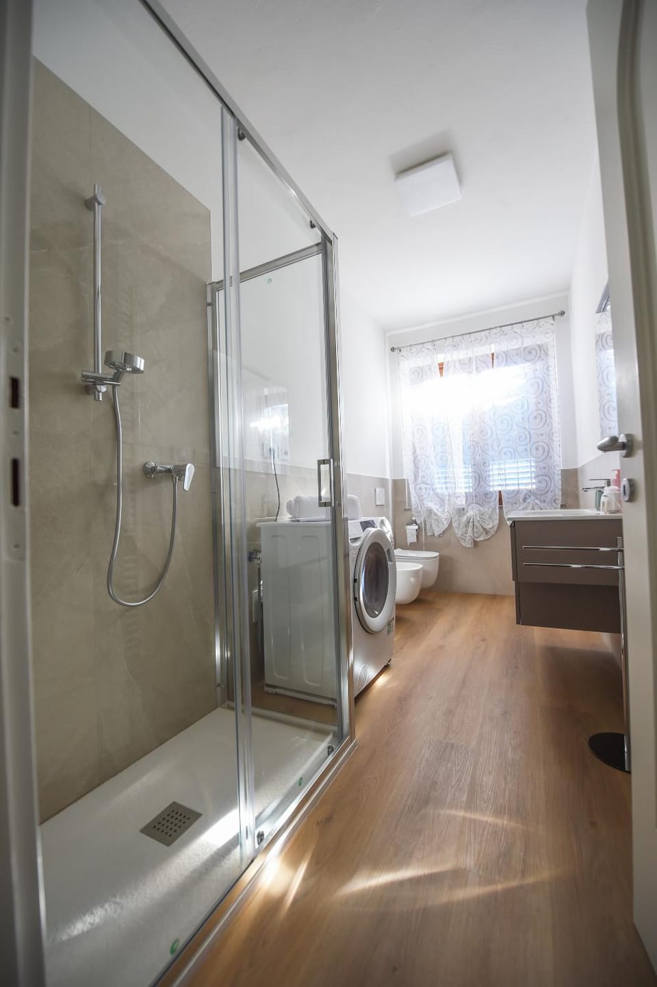Shower, Bathroom, towels, washing machine