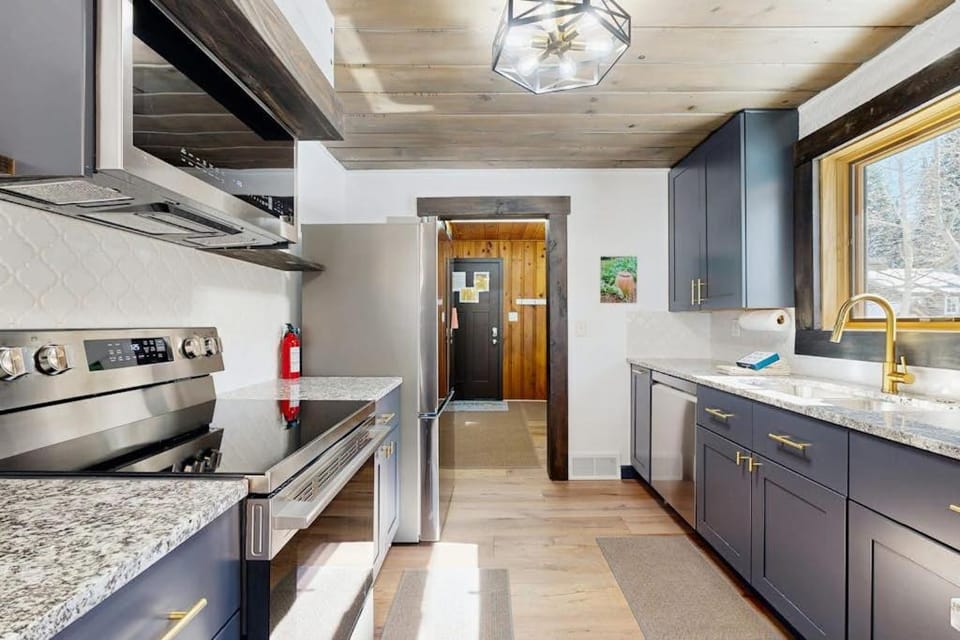 Newly remodeled ski-in - ski-out cabin with washer & dryer new kitchen - walk to lifts Cabin in Wasatch County