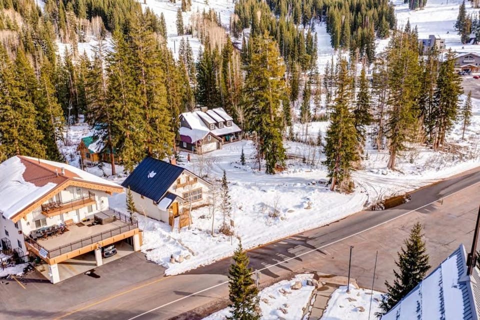 Newly remodeled ski-in - ski-out cabin with washer & dryer new kitchen - walk to lifts Cabin in Wasatch County