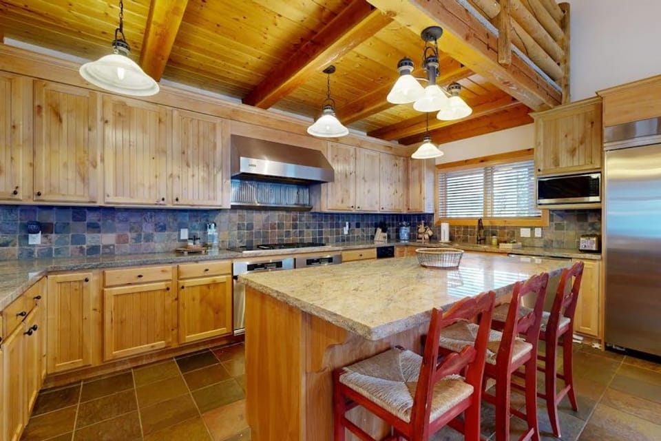Beautiful ski chalet with gourmet kitchen theater room & private hot tub House in Wasatch County