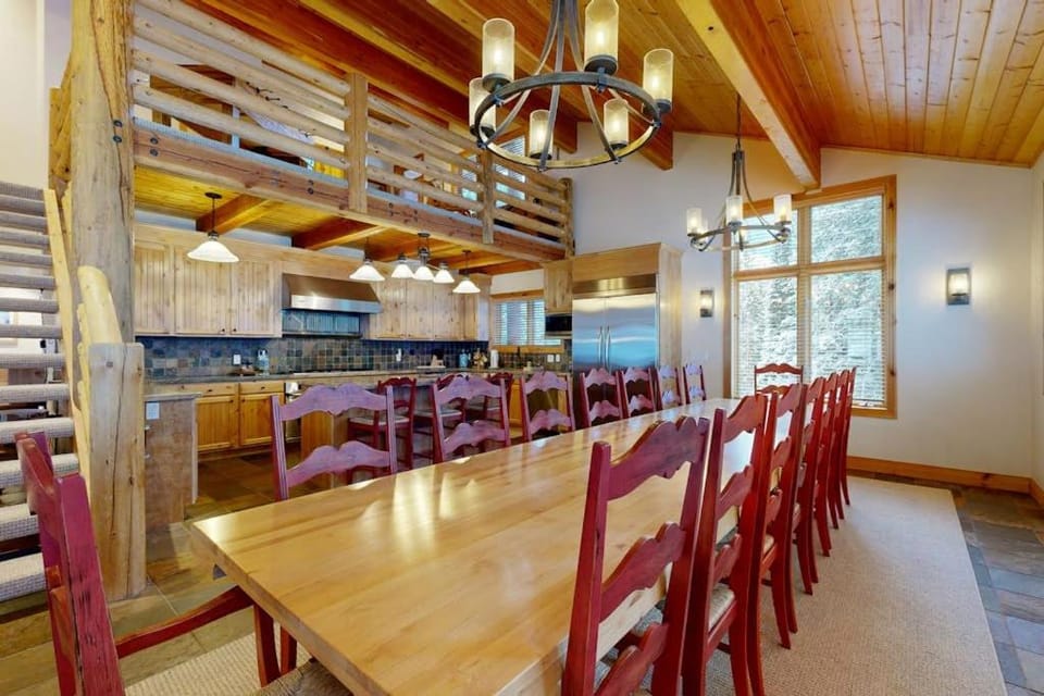 Beautiful ski chalet with gourmet kitchen theater room & private hot tub House in Wasatch County