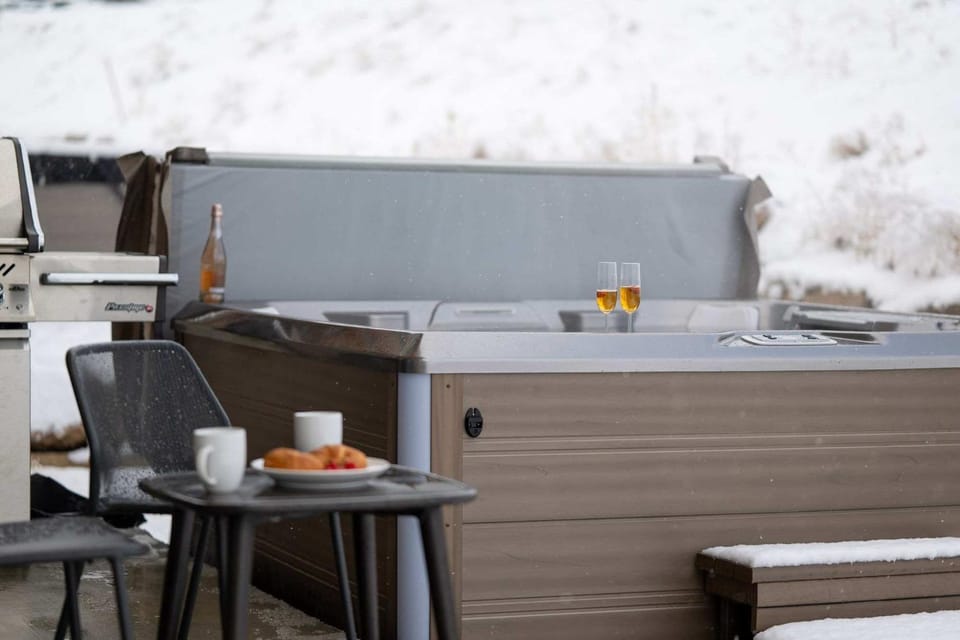 Panoramic views hot tub & game room Minutes from Jordanelle Express Gondola House in Wasatch County