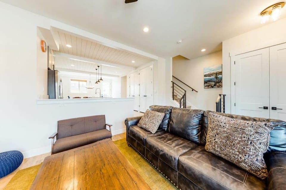 Family-friendly 3-story townhouse with private gas grill near Park City Mountain House in Wasatch County