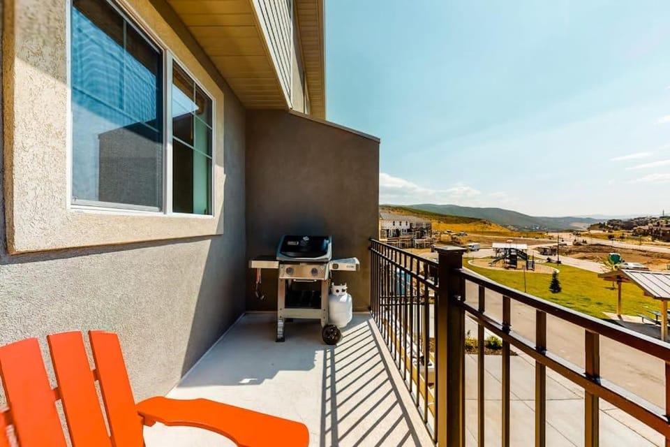 Family-friendly 3-story townhouse with private gas grill near Park City Mountain House in Wasatch County