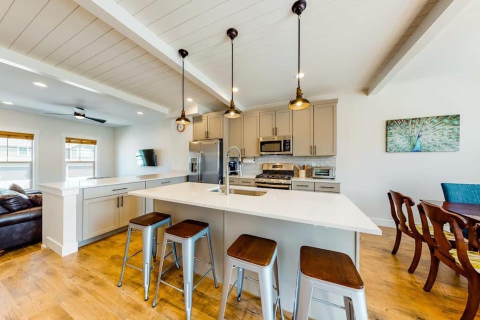 Family-friendly 3-story townhouse with private gas grill near Park City Mountain House in Wasatch County