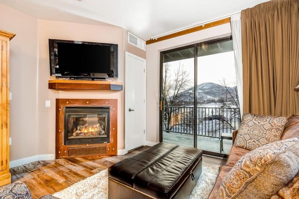Plush condo with pool gym hot tubs garage & central AC - snowbird-friendly House in Wasatch County