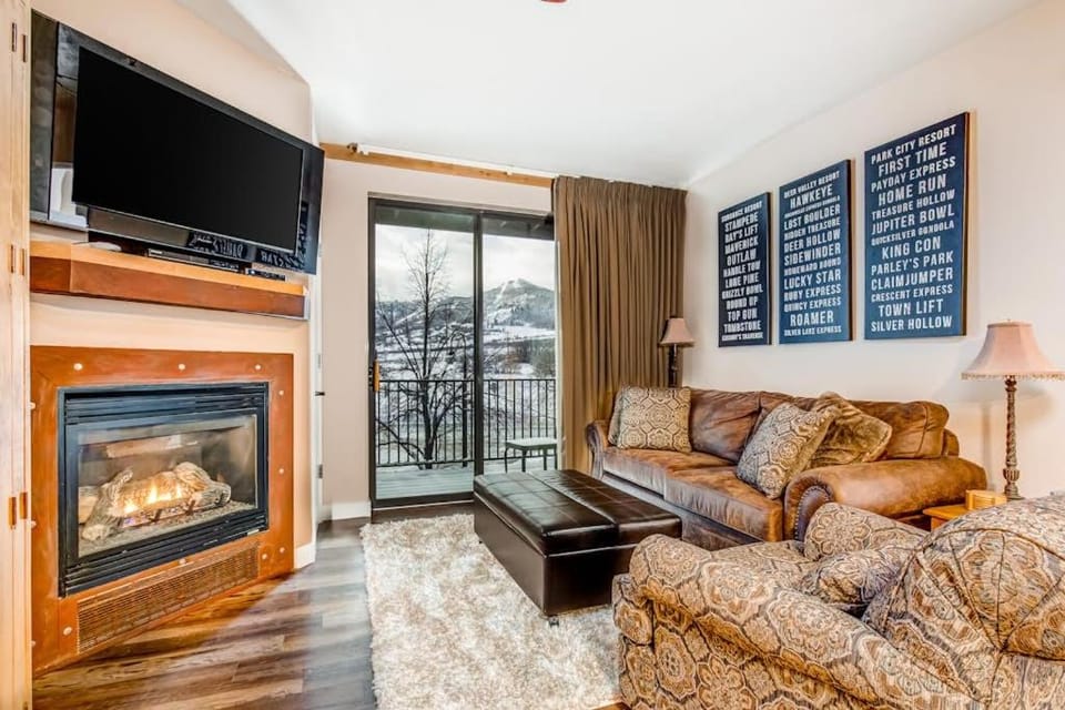 Plush condo with pool gym hot tubs garage & central AC - snowbird-friendly House in Wasatch County