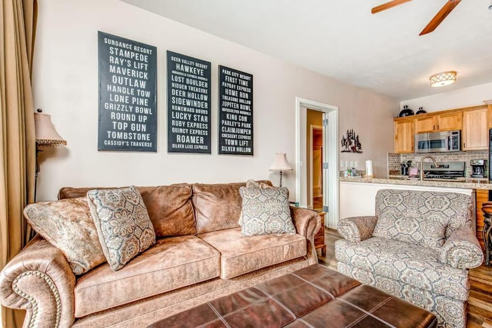 Plush condo with pool gym hot tubs garage & central AC - snowbird-friendly House in Wasatch County