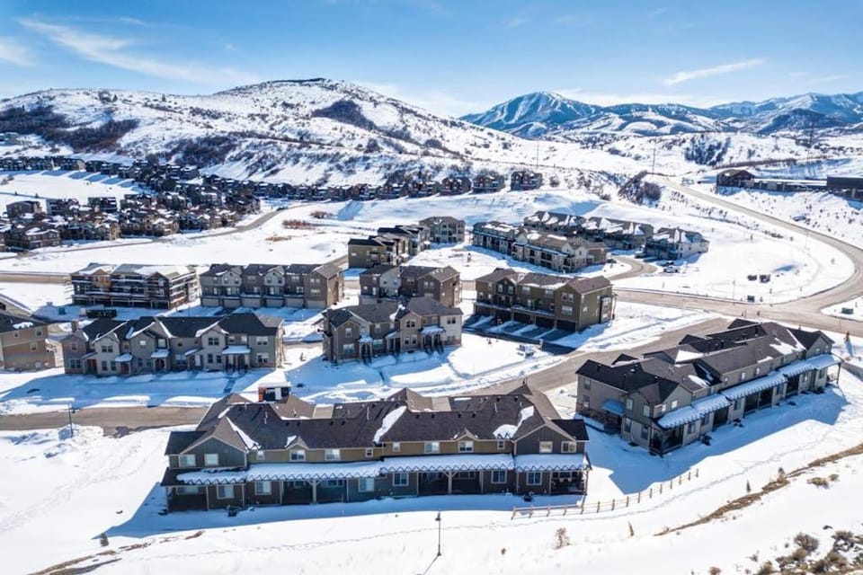 Modern home with mountain view balcony & great location - near skiing House in Wasatch County