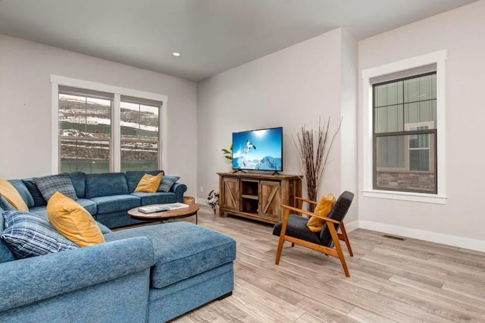 Modern home with mountain view balcony & great location - near skiing House in Wasatch County