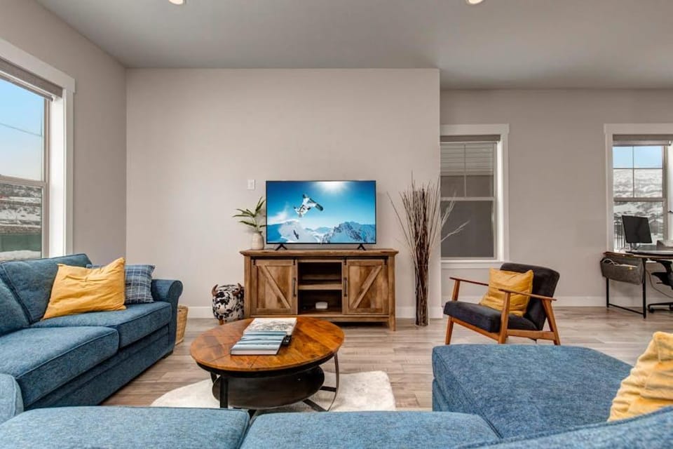 Modern home with mountain view balcony & great location - near skiing House in Wasatch County